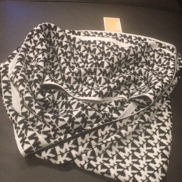MICHAEL KORS INFINITY SCARF - Picture 6 of 7
